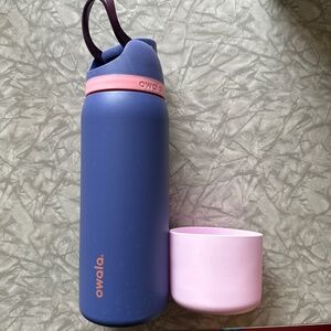 Owala 32oz Free Sip Water Bottle in Blue Jay + matching pink Bottle Boot